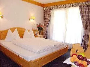 Waldpark Garni Hotel 4*