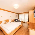 Waldpark Garni فندق سامنون